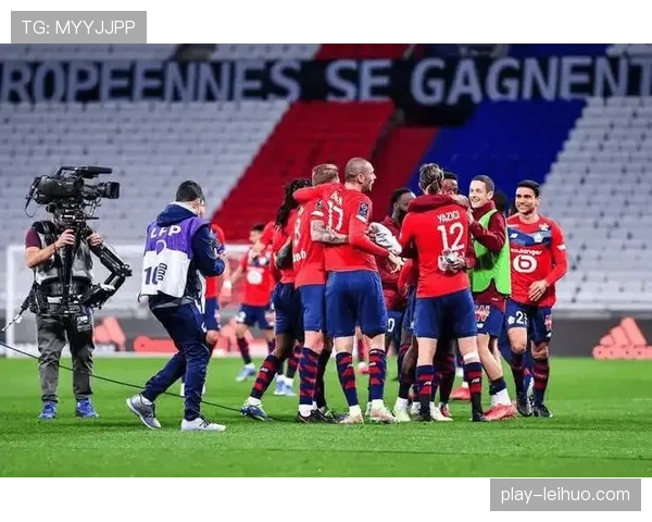 终场哨响，斯图加特主帅赫内斯与教练组相拥庆祝关键三分